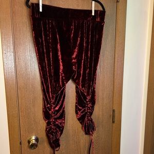 Velvety, cinched legged leggings